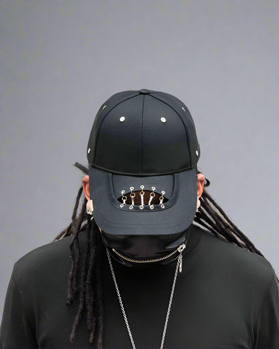 Bold Hollow Chain Black Cap